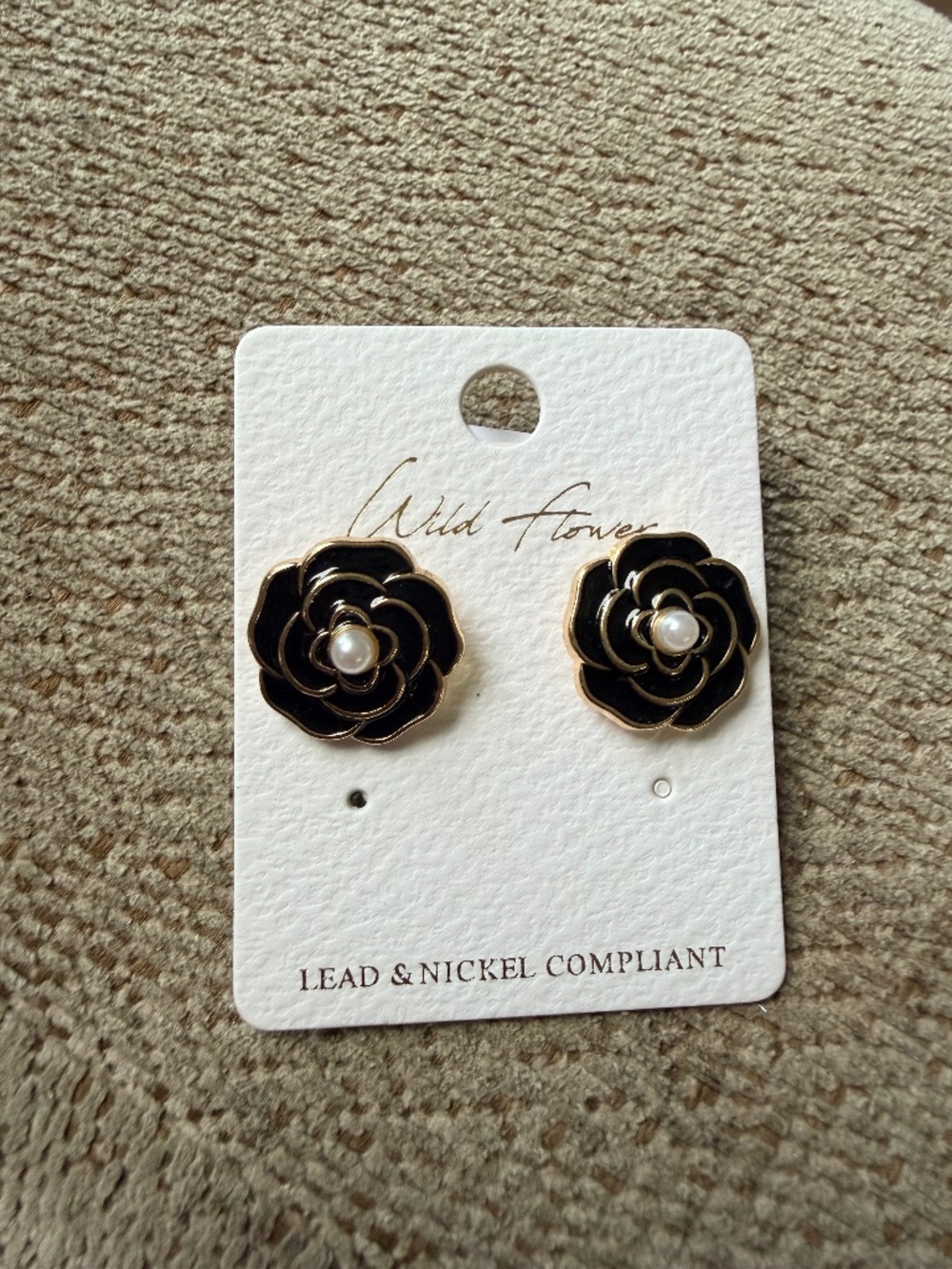Elegant Black & Pearl with Gold Detail Earrings